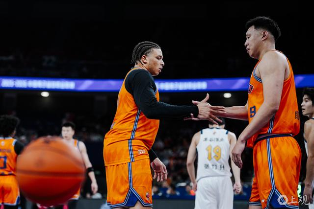 Crown Sports-包含上海海港清晨单刀错失，志在NBA常规赛名次提升，引发热议，团队化学反应显著的词条